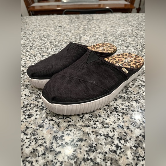 EUC TOMS, Canvas Mule Slip On, Women’s Size 7, Leopard Print Insoles - Picture 3 of 6